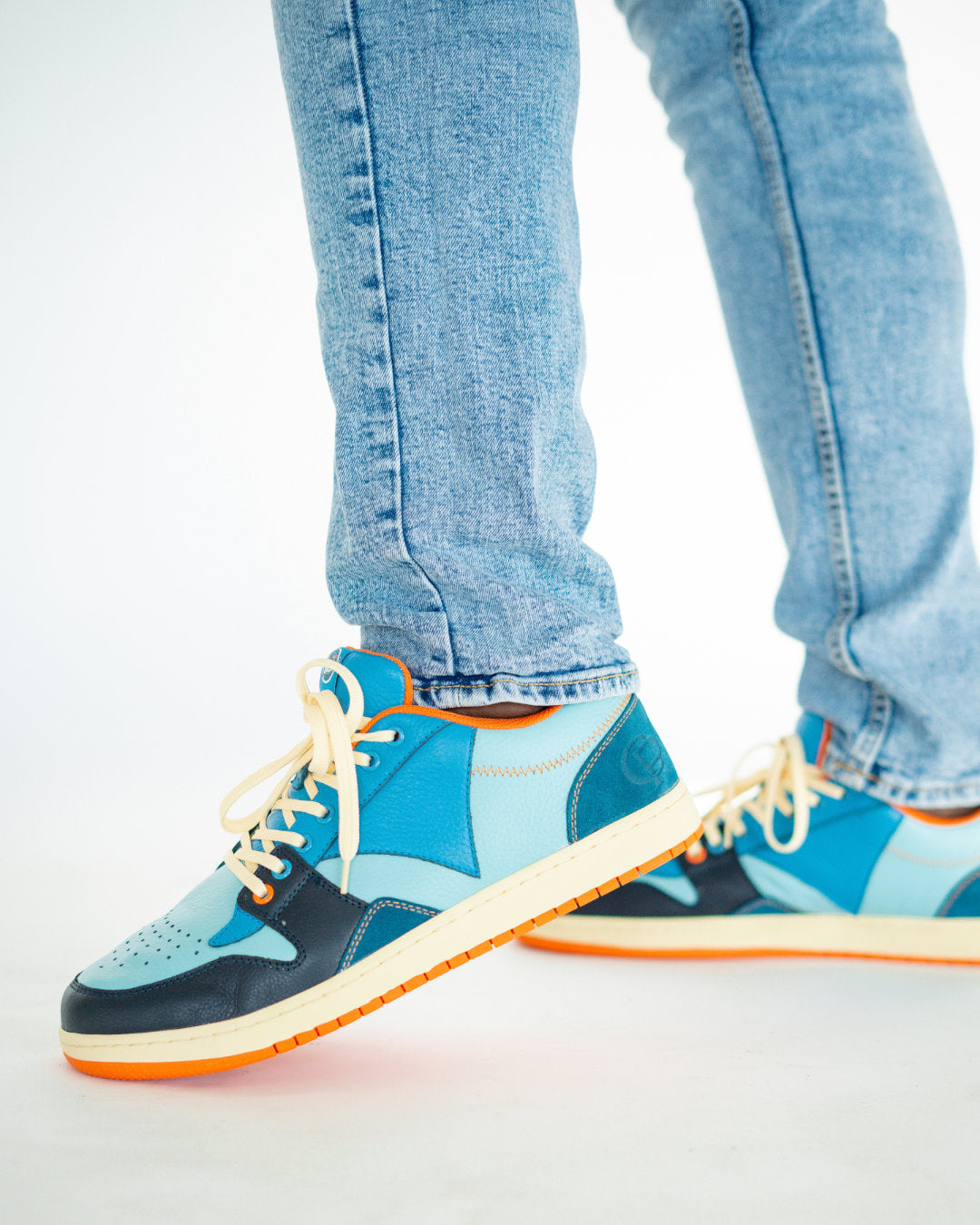 model wearing Collection Plate MANTA Cubbedge Road Sneaker